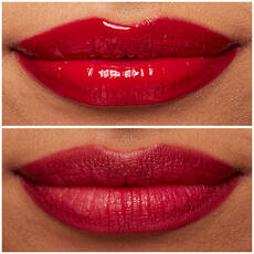Labios de modelo usando Lip I.V. 11 Red-y. Set. Wet.